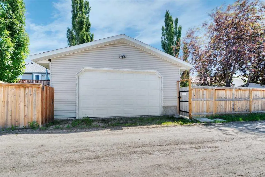 26 Strathford Close Strathmore AB T1P 1S5