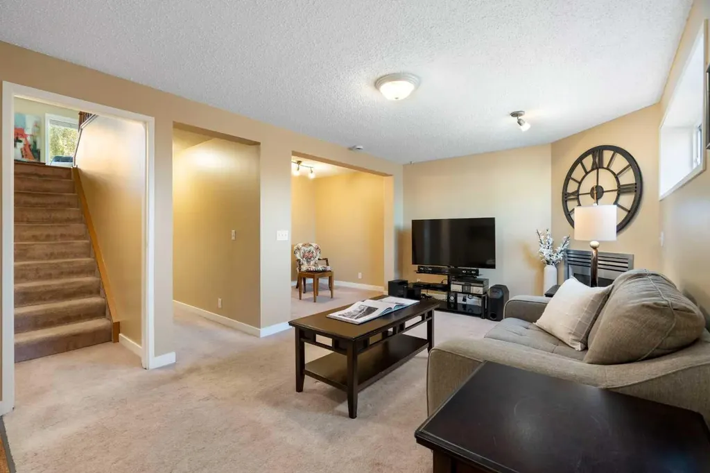 32 Beddington Road NE Calgary AB T3K 1N6