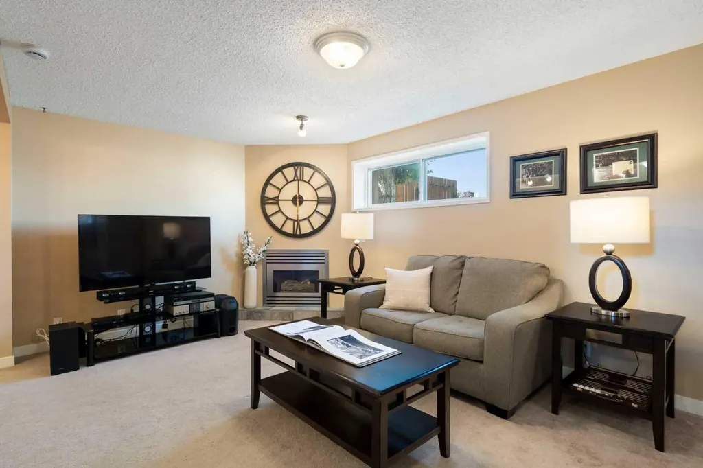 32 Beddington Road NE Calgary AB T3K 1N6