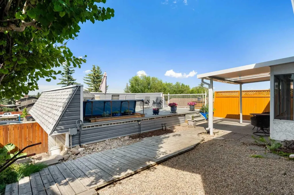 32 Beddington Road NE Calgary AB T3K 1N6