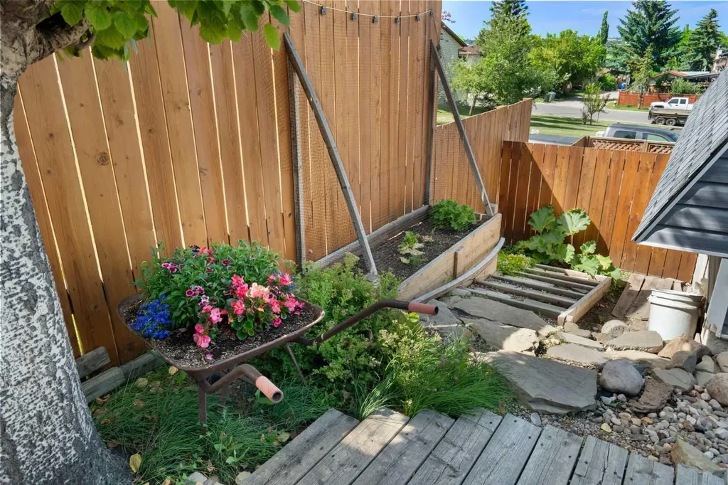 32 Beddington Road NE Calgary AB T3K 1N6