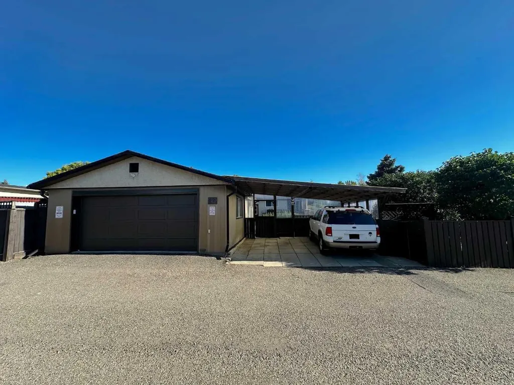 129 Greenview Close N Lethbridge AB T1H4K8