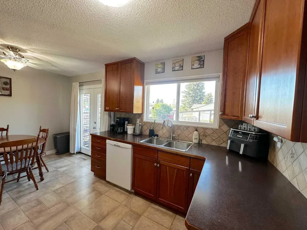 129 Greenview Close N Lethbridge AB T1H4K8