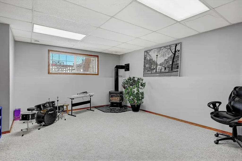 9748 123 Avenue Grande Prairie AB T8V7K9
