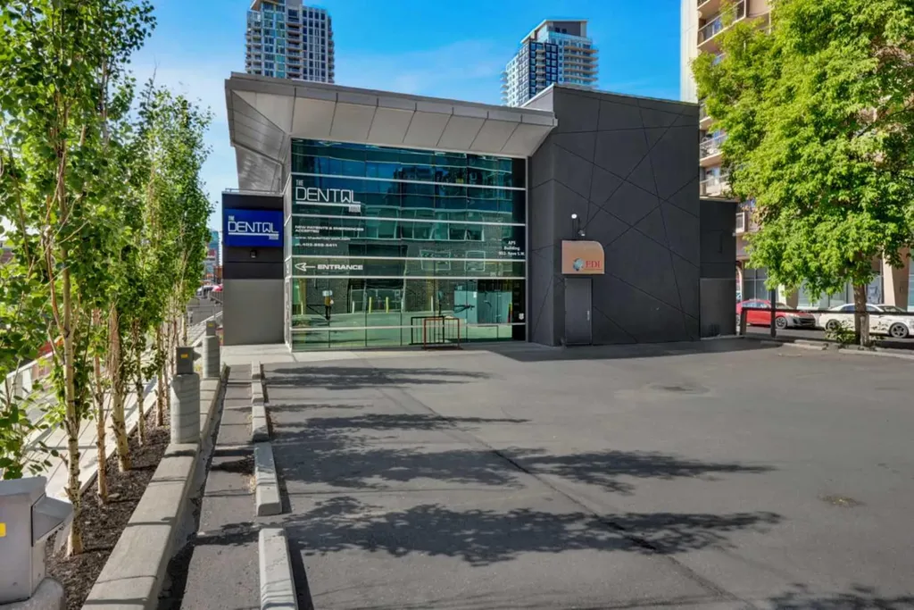 902 9 Avenue SW Calgary AB T2P 1L8