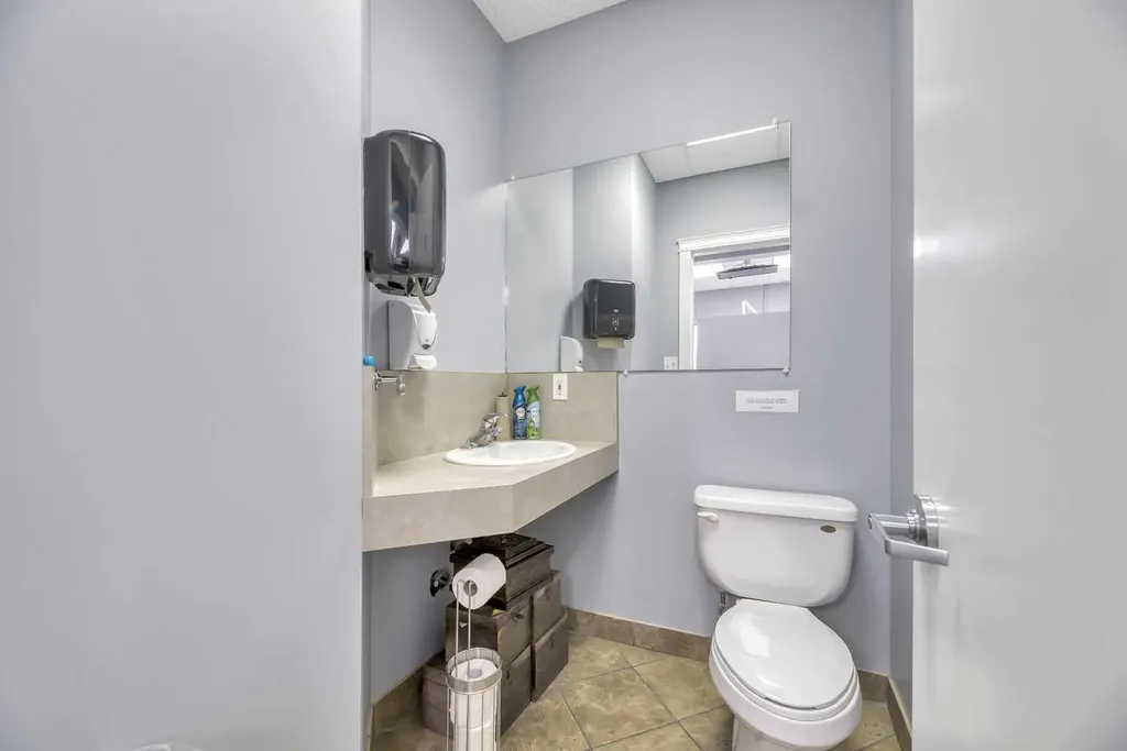 902 9 Avenue SW Calgary AB T2P 1L8