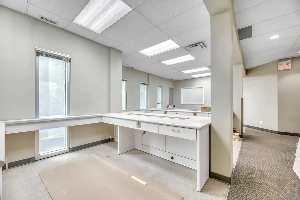902 9 Avenue SW Calgary AB T2P 1L8