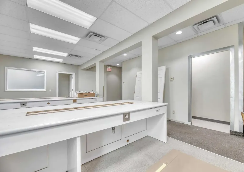 902 9 Avenue SW Calgary AB T2P 1L8