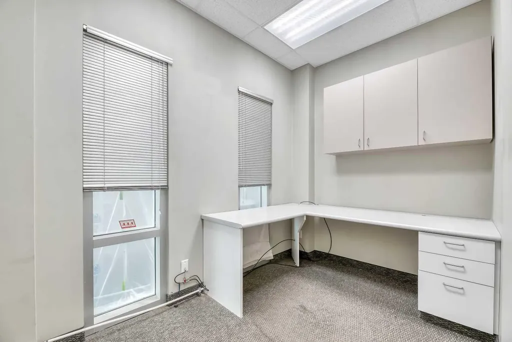 902 9 Avenue SW Calgary AB T2P 1L8