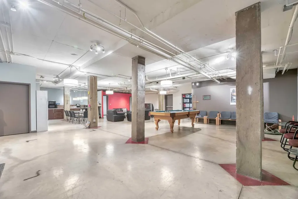 902 9 Avenue SW Calgary AB T2P 1L8