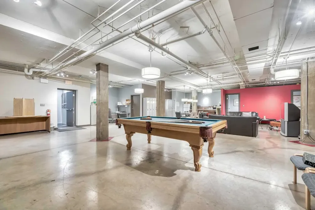 902 9 Avenue SW Calgary AB T2P 1L8