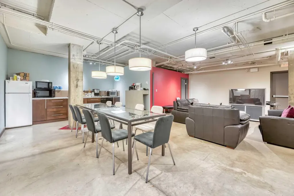 902 9 Avenue SW Calgary AB T2P 1L8