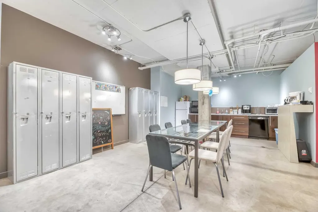 902 9 Avenue SW Calgary AB T2P 1L8