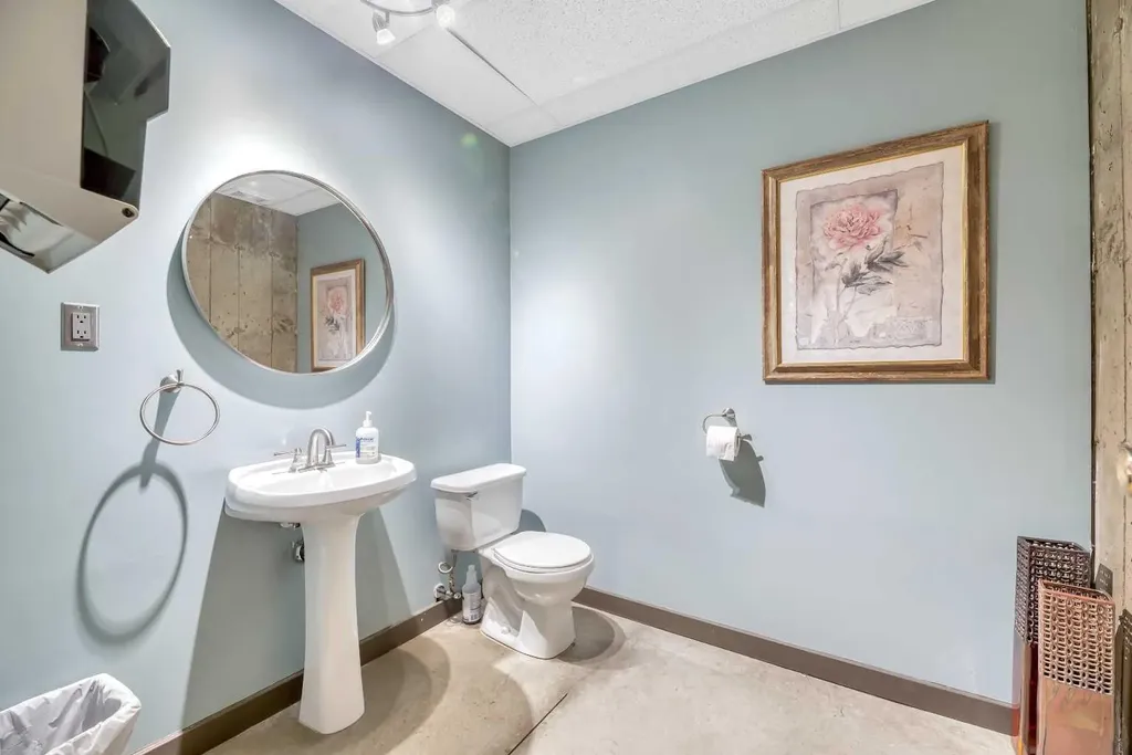 902 9 Avenue SW Calgary AB T2P 1L8