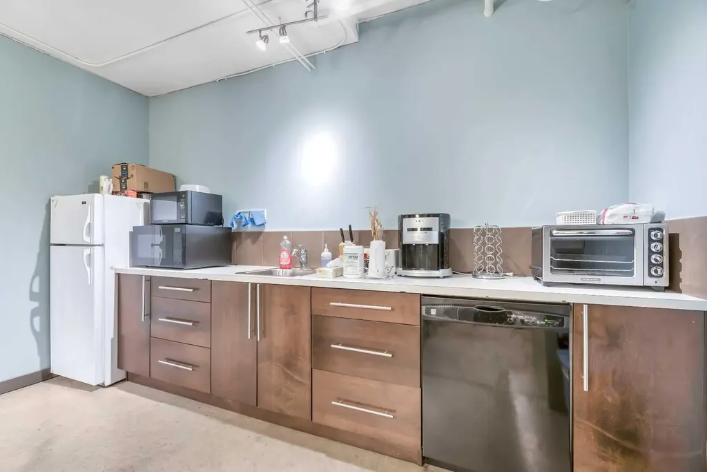902 9 Avenue SW Calgary AB T2P 1L8
