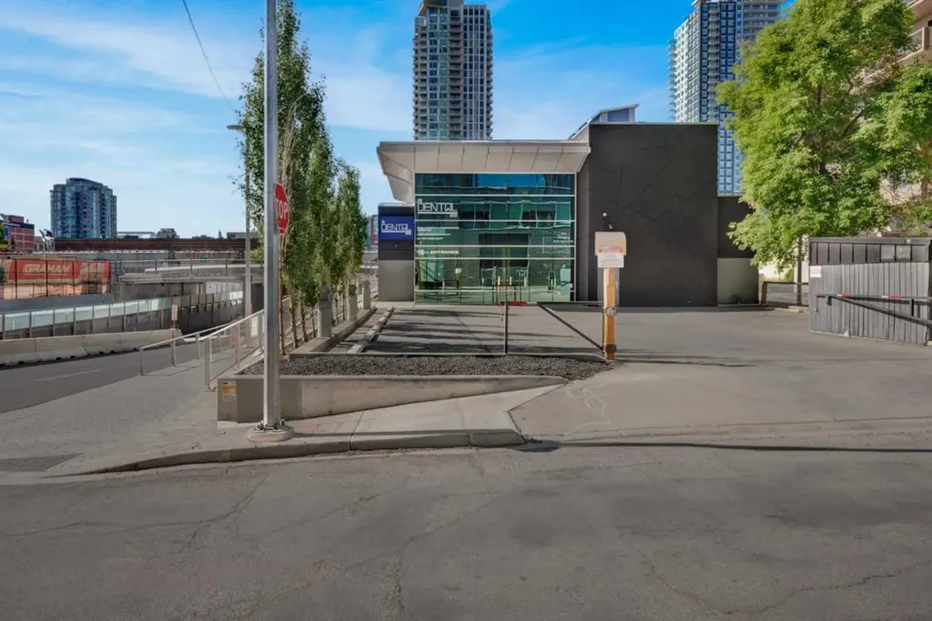 902 9 Avenue SW Calgary AB T2P 1L8