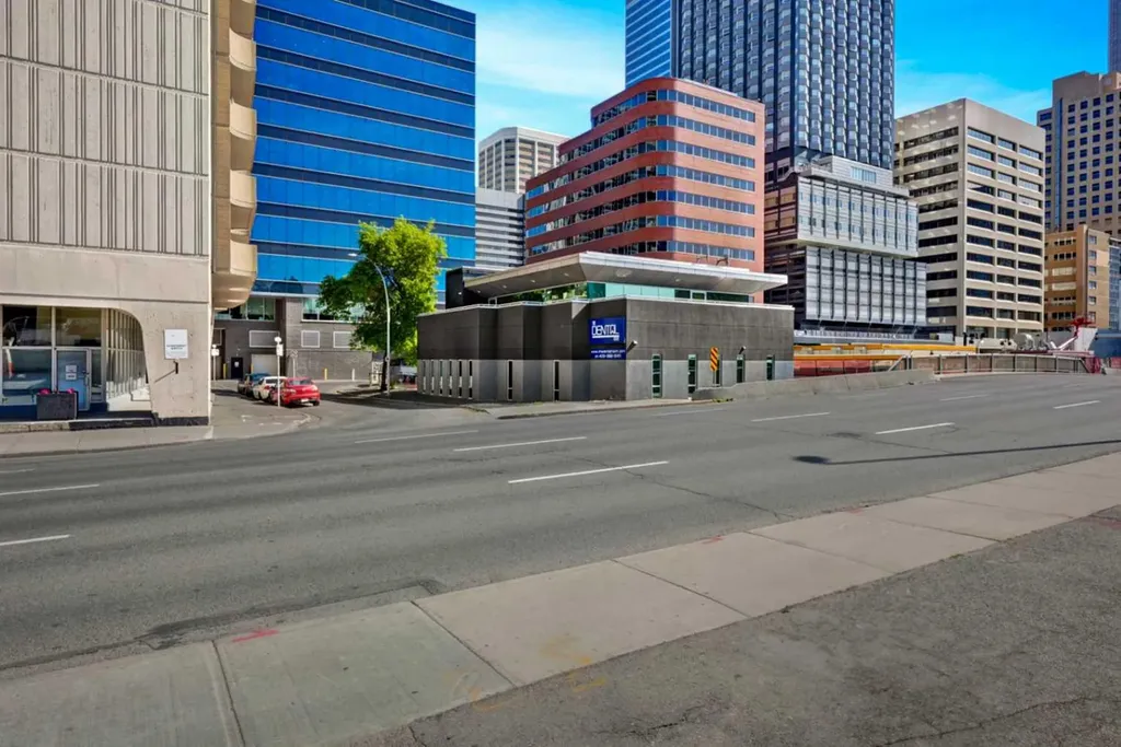 902 9 Avenue SW Calgary AB T2P 1L8