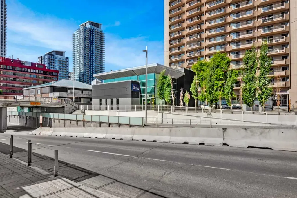 902 9 Avenue SW Calgary AB T2P 1L8