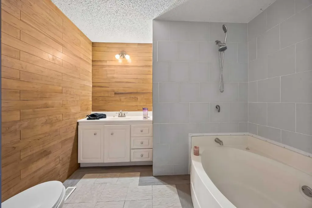 6220 17 Avenue SE Calgary AB T2A 0W6