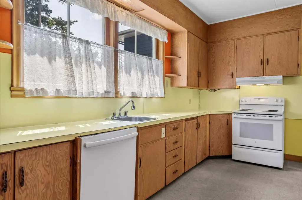 404 Otter Street Banff AB T1L1E3