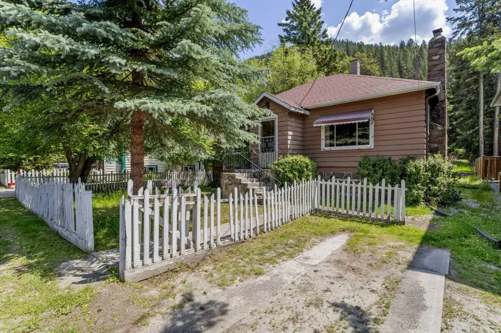 404 Otter Street Banff AB T1L1E3