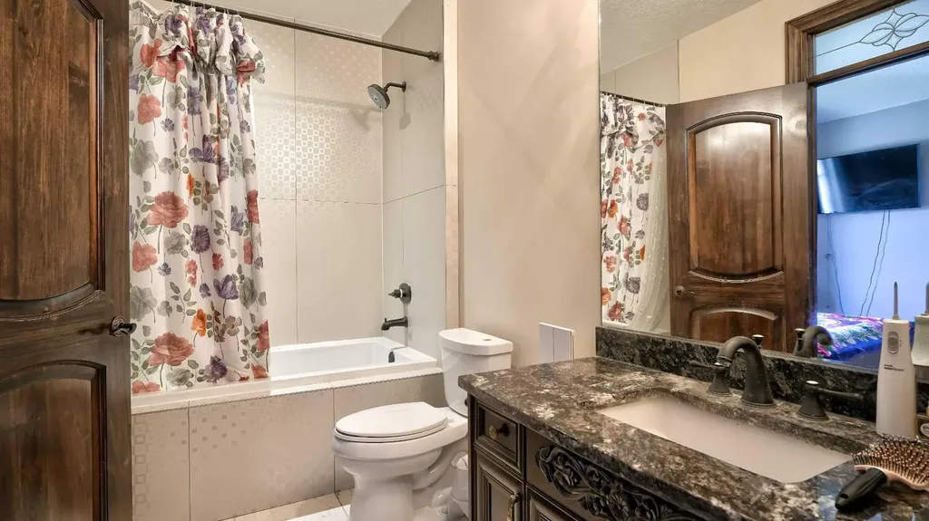 1911 13 Avenue NW Calgary AB T2N 1L5
