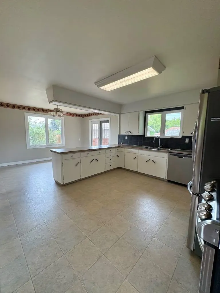 45 3 Avenue Tilley AB T1R3K0