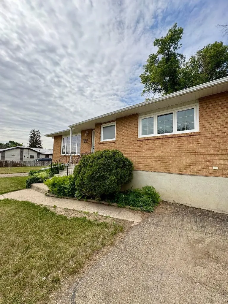 45 3 Avenue Tilley AB T1R3K0