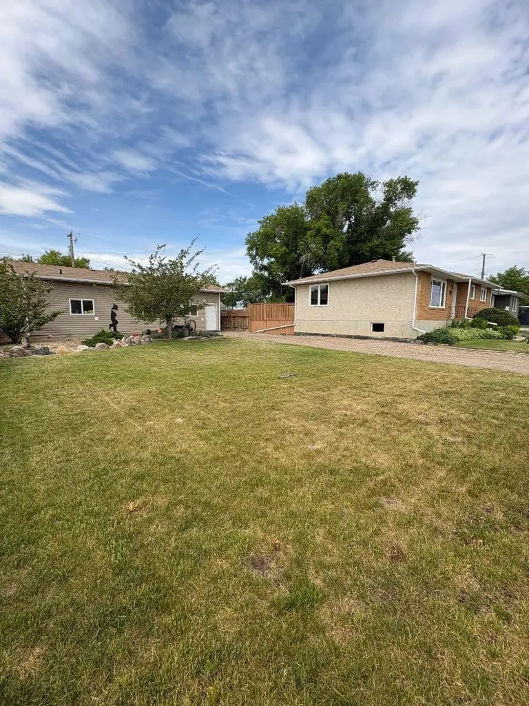 45 3 Avenue Tilley AB T1R3K0