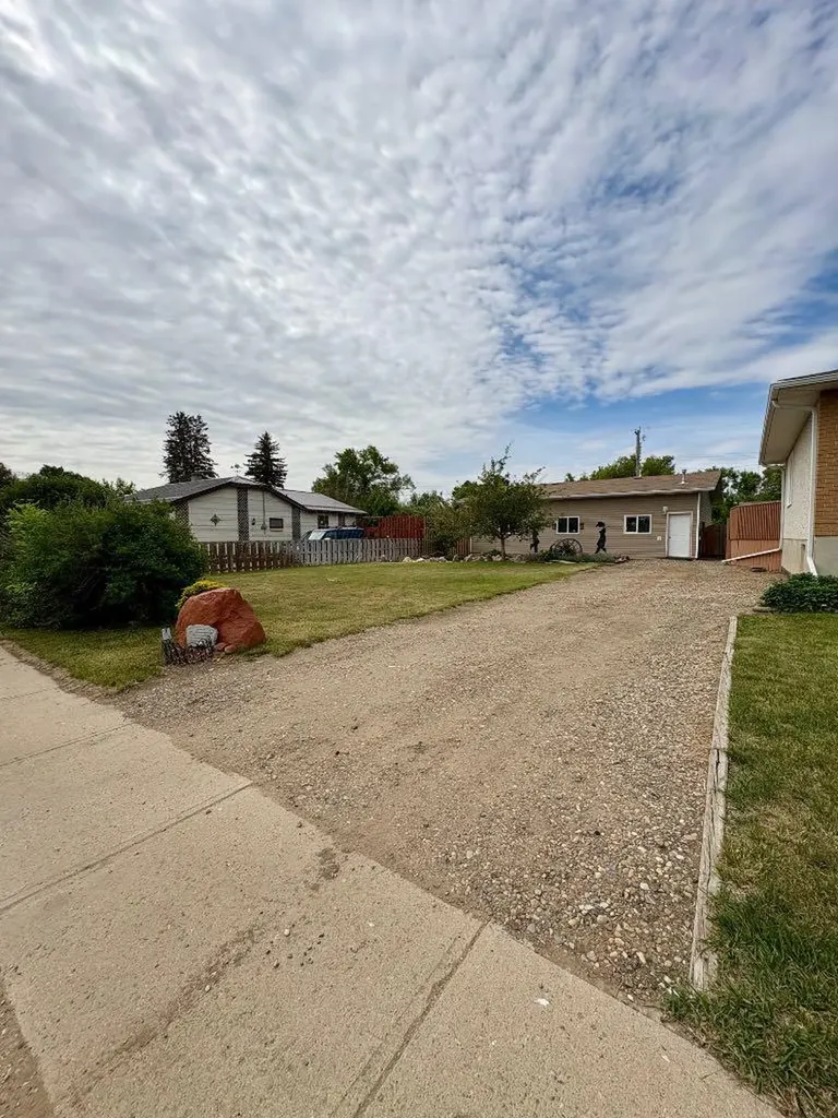45 3 Avenue Tilley AB T1R3K0