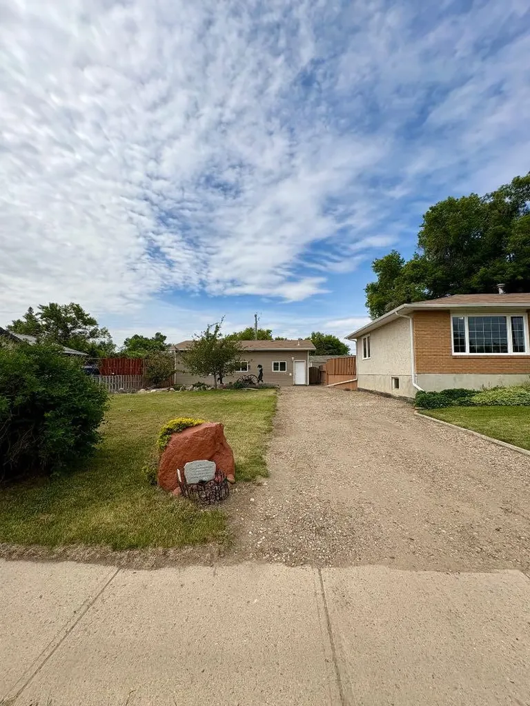 45 3 Avenue Tilley AB T1R3K0
