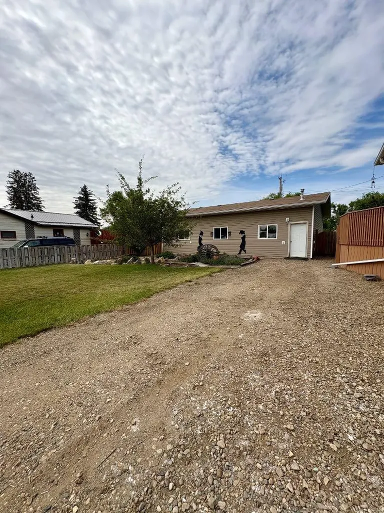 45 3 Avenue Tilley AB T1R3K0