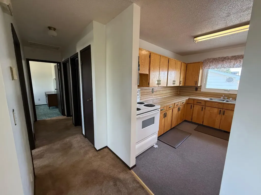 604 3 Street E Hanna AB T0J1P0