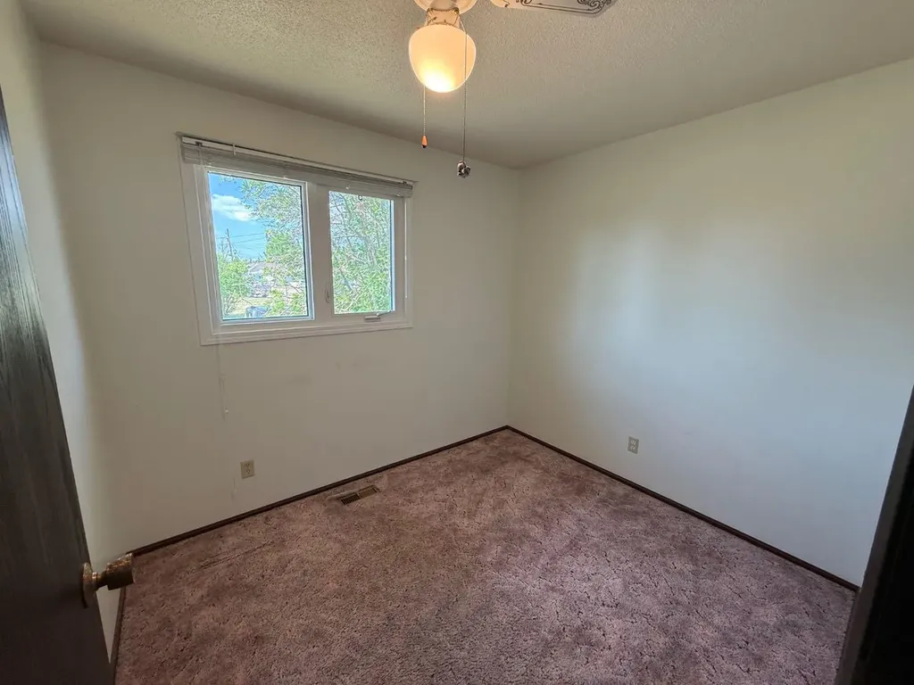 604 3 Street E Hanna AB T0J1P0