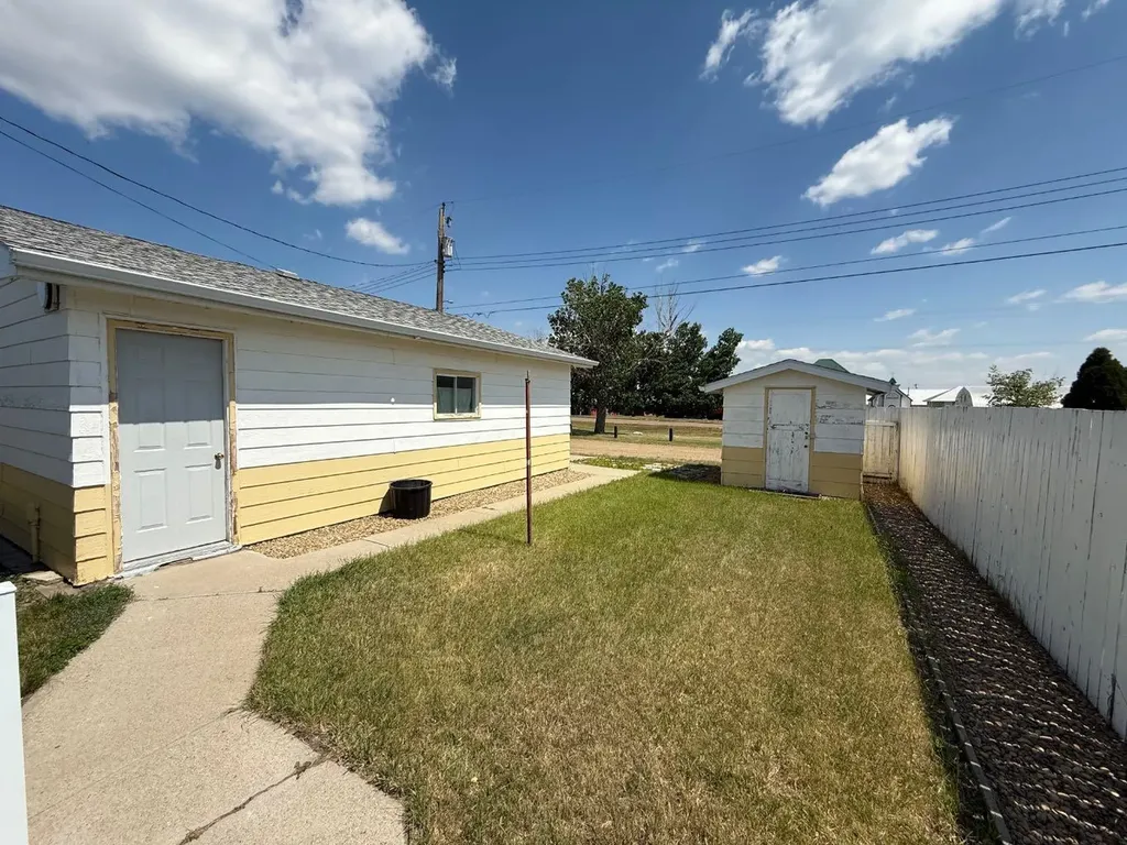 604 3 Street E Hanna AB T0J1P0