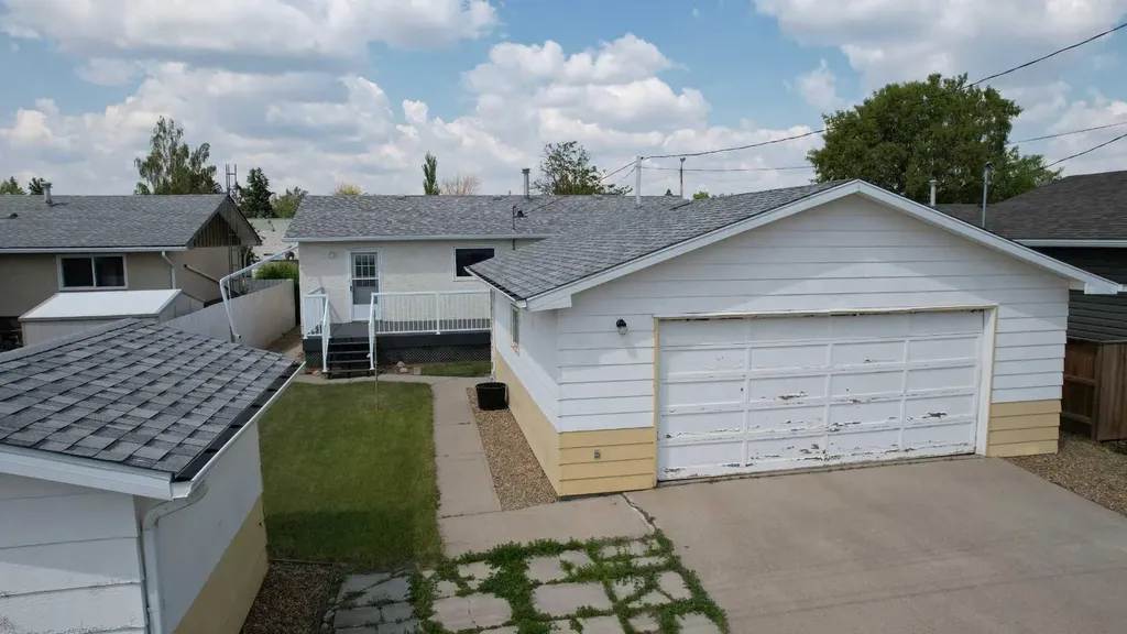 604 3 Street E Hanna AB T0J1P0