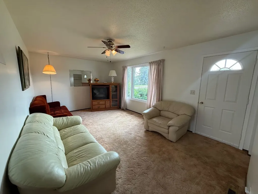 604 3 Street E Hanna AB T0J1P0