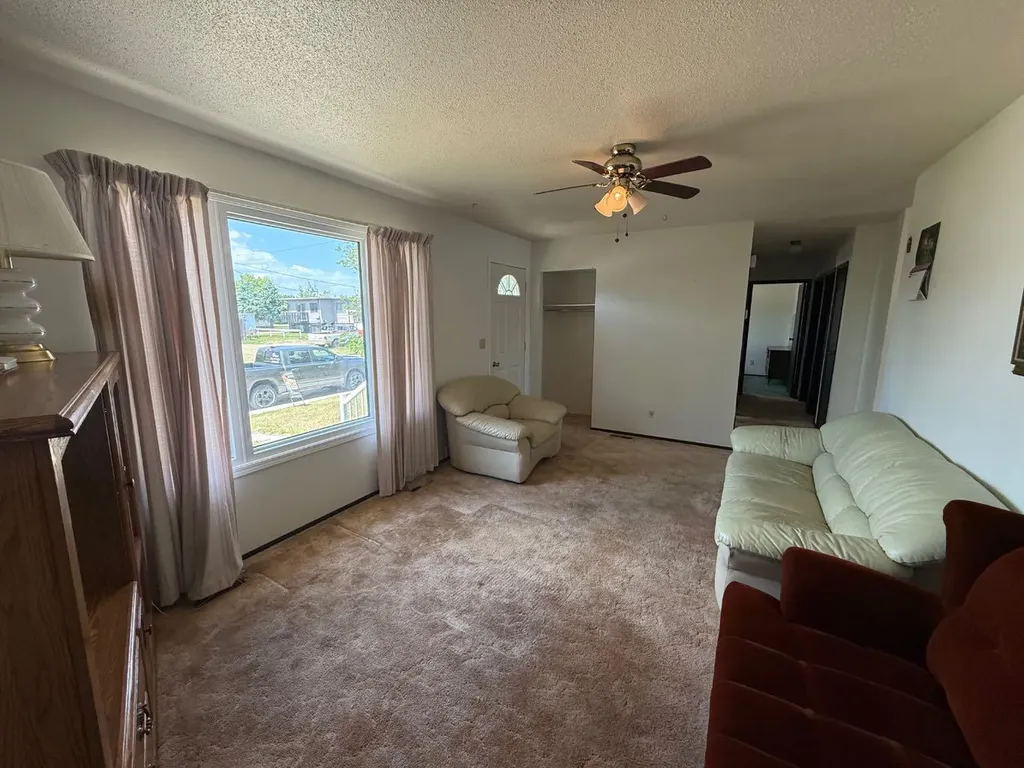 604 3 Street E Hanna AB T0J1P0