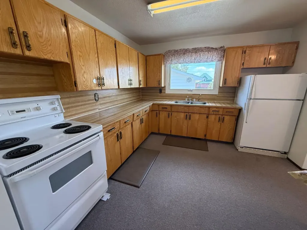 604 3 Street E Hanna AB T0J1P0