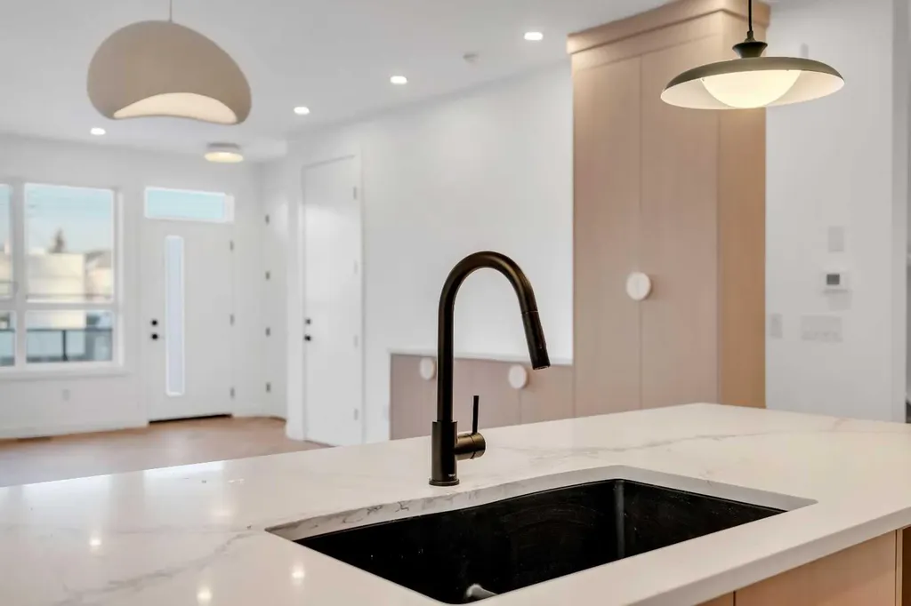 1524 29 Avenue SW Calgary AB T2T 1M3