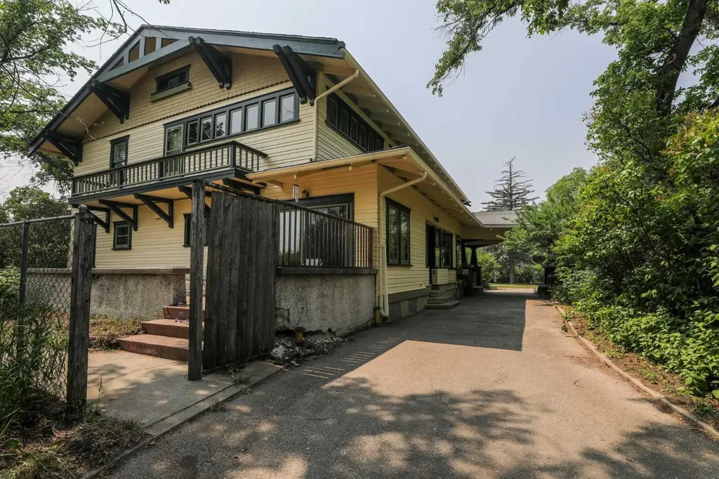 302 King Street Nobleford AB T0L 1S0