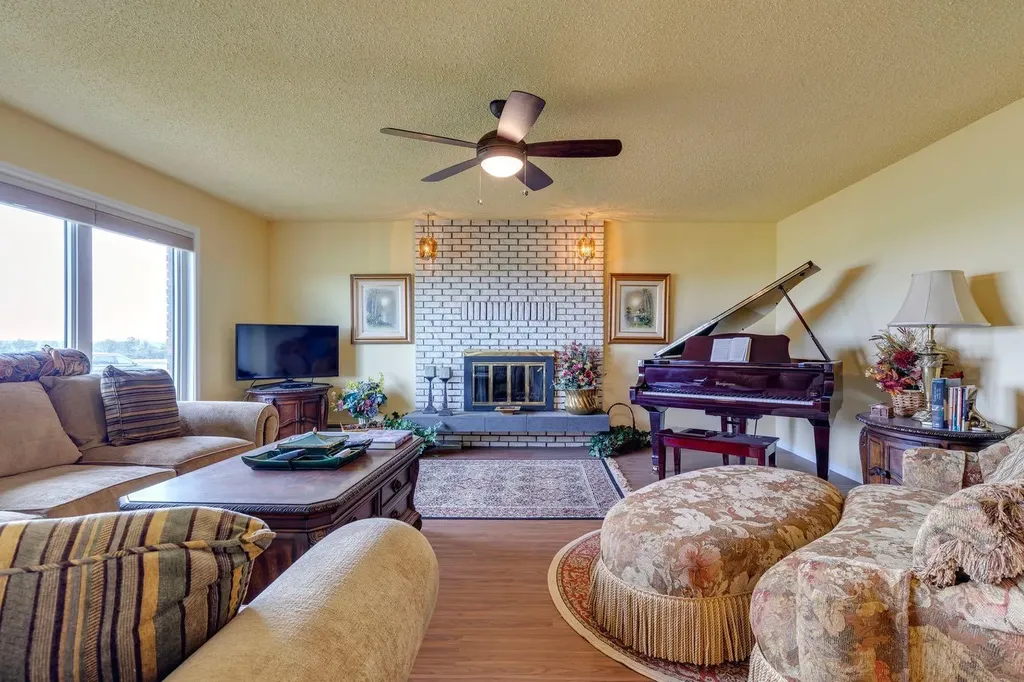 240046 284 Rural Kneehill County AB T3R 0K4