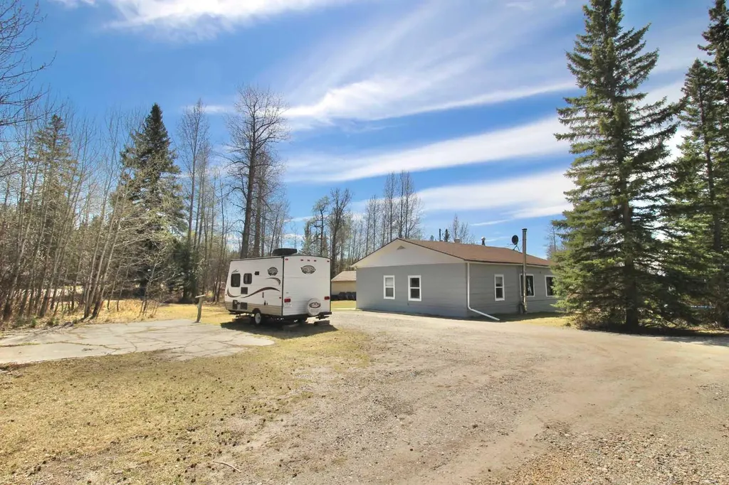 779 Mackeny Street Hinton AB T7V1H3