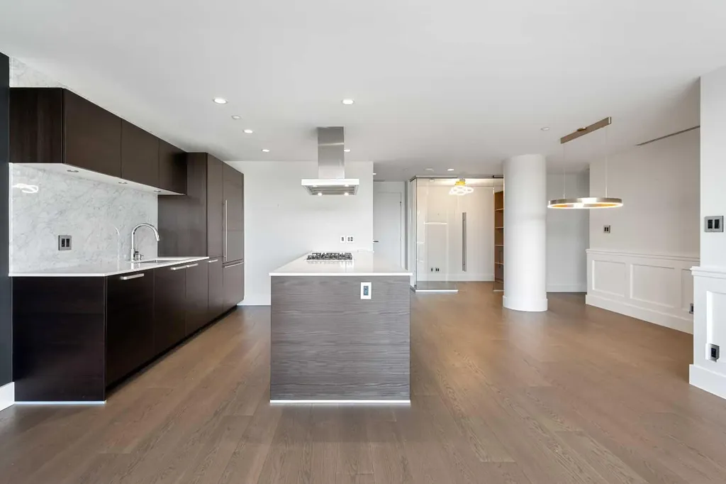 738 1 Avenue SW Calgary AB T2P 5G8