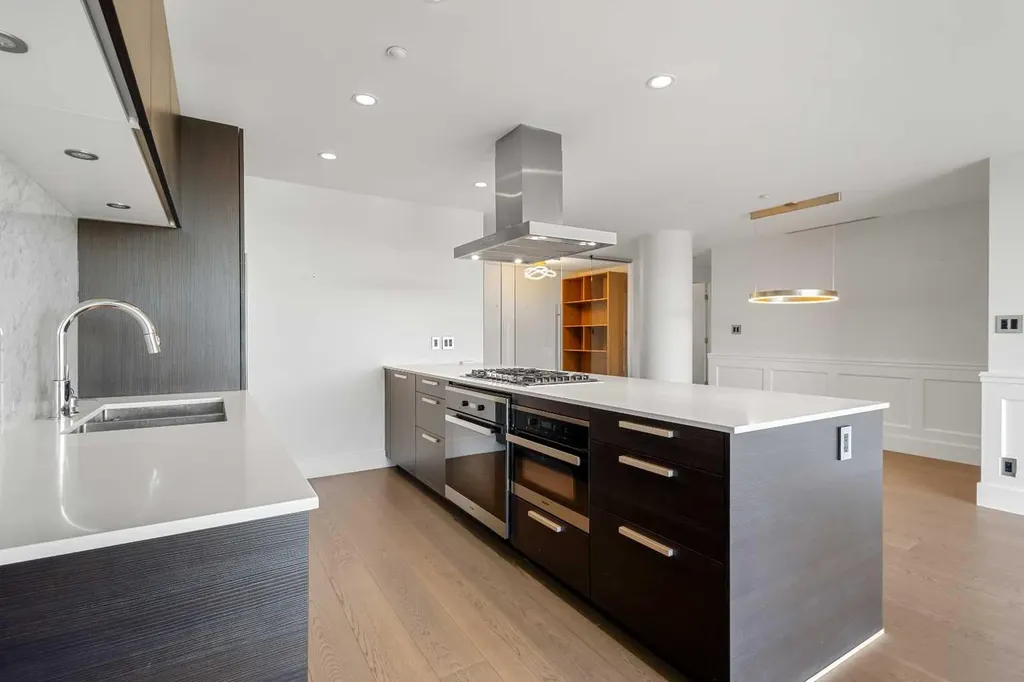 738 1 Avenue SW Calgary AB T2P 5G8