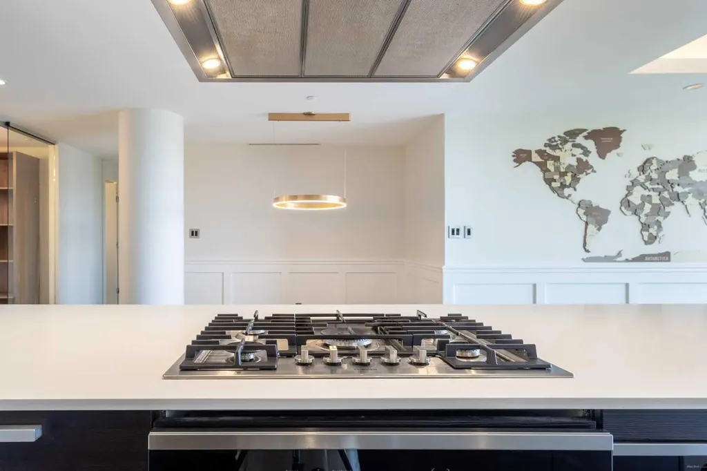 738 1 Avenue SW Calgary AB T2P 5G8