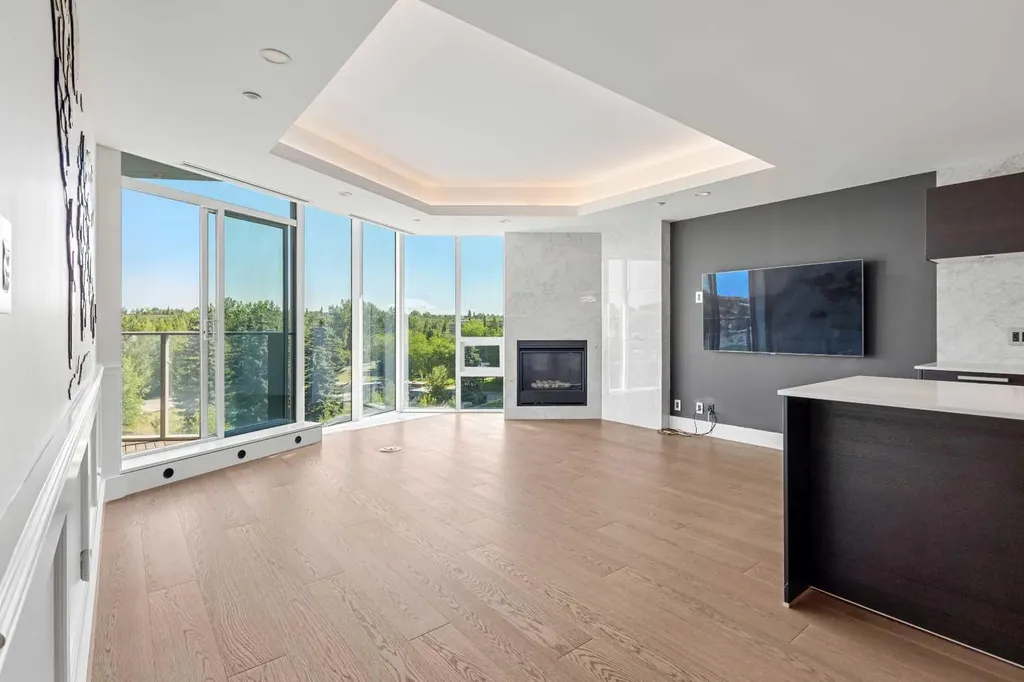 738 1 Avenue SW Calgary AB T2P 5G8
