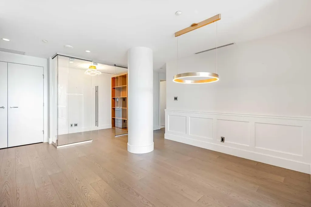 738 1 Avenue SW Calgary AB T2P 5G8