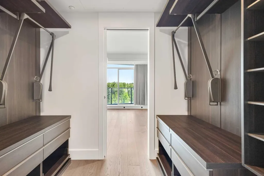 738 1 Avenue SW Calgary AB T2P 5G8