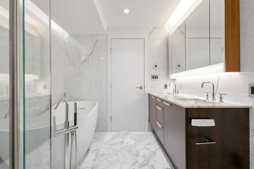 738 1 Avenue SW Calgary AB T2P 5G8